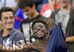 10.06.2016, Fussball EM-2016 Frankreich, Erffnungsspiel, Frankreich - Rumnien, im Stade de France in Paris. ein franzsischer Fan feiert berschwenglich sein Team.