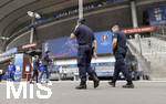 10.06.2016, Fussball EM-2016 Frankreich, Erffnungsspiel, Frankreich - Rumnien, im Stade de France in Paris. vor dem Stadion wachen Polizisten ber die Sicherheit.