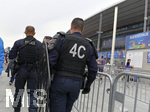 10.06.2016, Fussball EM-2016 Frankreich, Erffnungsspiel, Frankreich - Rumnien, im Stade de France in Paris. Hohes Polizeiaufkommen vor dem Stadion.