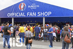 10.06.2016, Fussball EM-2016 Frankreich, Erffnungsspiel, Frankreich - Rumnien, im Stade de France in Paris. Der offizielle Fan Shop.