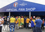10.06.2016, Fussball EM-2016 Frankreich, Erffnungsspiel, Frankreich - Rumnien, im Stade de France in Paris. Der offizielle Fan Shop.