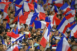 10.06.2016, Fussball EM-2016 Frankreich, Erffnungsspiel, Frankreich - Rumnien, im Stade de France in Paris. Die franzsischen Fans feuern ihre Mannschaft an.