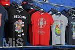 10.06.2016, Fussball EM-2016 Frankreich, Erffnungsspiel, Frankreich - Rumnien, im Stade de France in Paris. Im Offiziellen Fanshop der UEFA EM gibt es T-Shirts als Andenken zu kaufen. 