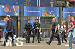 10.06.2016, Fussball EM-2016 Frankreich, Erffnungsspiel, Frankreich - Rumnien, im Stade de France in Paris. Im Stadion wachen Polizisten ber die Sicherheit. 