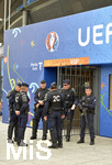 10.06.2016, Fussball EM-2016 Frankreich, Erffnungsspiel, Frankreich - Rumnien, im Stade de France in Paris. Im Stadion wachen Polizisten ber die Sicherheit. 