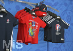 10.06.2016, Fussball EM-2016 Frankreich, Erffnungsspiel, Frankreich - Rumnien, im Stade de France in Paris. Im Offiziellen Fanshop der UEFA EM gibt es T-Shirts als Andenken zu kaufen.