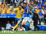13.06.2016, Fussball EM-2016 Frankreich, Vorrunde, Italien - Schweden, in Toulouse, v.li: Albin Ekdal (Schweden) gegen Marco Parolo (Italien)