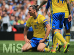 13.06.2016, Fussball EM-2016 Frankreich, Vorrunde, Italien - Schweden, in Toulouse,  Zlatan Ibrahimovic (Schweden) am Boden