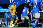 13.06.2016, Fussball EM-2016 Frankreich, Vorrunde, Italien - Schweden, in Toulouse, v.li: Zlatan Ibrahimovic (Schweden) gegen Marco Parolo (Italien)