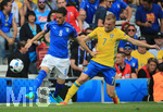 13.06.2016, Fussball EM-2016 Frankreich, Vorrunde, Italien - Schweden, in Toulouse, v.li: Allessandro Florenzi (Italien) gegen Sebastian Larsson (Schweden)