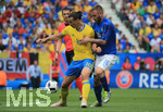 13.06.2016, Fussball EM-2016 Frankreich, Vorrunde, Italien - Schweden, in Toulouse, v.li: Zlatan Ibrahimovic (Schweden) gegen Daniele De Rossi (Italien)