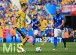 13.06.2016, Fussball EM-2016 Frankreich, Vorrunde, Italien - Schweden, in Toulouse, v.li: Zlatan Ibrahimovic (Schweden) gegen Simone Zaza (Italien)