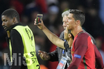 18.06.2016, Fussball EM-2016 Frankreich, Vorrunde, Portugal - sterreich, im Prinzenpark-Stadion Paris. Ein Flitzer ist nach dem Spiel zu Cristiano RONALDO (re, Portugal) gerannt fr ein Selfie, Ronaldo lsst ihn gewhren.