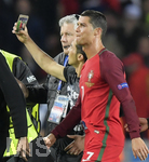 18.06.2016, Fussball EM-2016 Frankreich, Vorrunde, Portugal - sterreich, im Prinzenpark-Stadion Paris. Ein Flitzer ist nach dem Spiel zu Cristiano RONALDO (re, Portugal) gerannt fr ein Selfie, Ronaldo lsst ihn gewhren.