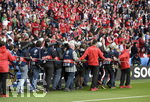 18.06.2016, Fussball EM-2016 Frankreich, Vorrunde, Portugal - sterreich, im Prinzenpark-Stadion Paris. Volunteers begleiten die Fotografen zu ihren Pltzen bei der Nationalhymne 