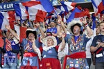 19.06.2016, Fussball EM-2016 Frankreich, Vorrunde, Schweiz - Frankreich, im Grand Stade in Lille. Fans Frankreich feuern ihre Mannschaft an.  