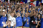 19.06.2016, Fussball EM-2016 Frankreich, Vorrunde, Schweiz - Frankreich, im Grand Stade in Lille. Fans Frankreich feuern ihre Mannschaft an. 
