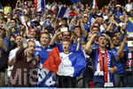19.06.2016, Fussball EM-2016 Frankreich, Vorrunde, Schweiz - Frankreich, im Grand Stade in Lille. Fans Frankreich feuern ihre Mannschaft an.