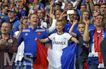 19.06.2016, Fussball EM-2016 Frankreich, Vorrunde, Schweiz - Frankreich, im Grand Stade in Lille. Fans Frankreich feuern ihre Mannschaft an. 