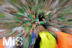 19.06.2016, Fussball EM-2016 Frankreich, Vorrunde, Schweiz - Frankreich, im Grand Stade in Lille. Nordirische Fans feiern ihre Mannschaft. Durch die Langzeitbelichtung der Kamera sieht man ihre Bewegung.