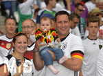 19.06.2016, Fussball EM-2016 Frankreich, Vorrunde, Schweiz - Frankreich, im Grand Stade in Lille. deutsches Baby mit seiner Familie im Stadion.