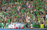 19.06.2016, Fussball EM-2016 Frankreich, Vorrunde, Schweiz - Frankreich, im Grand Stade in Lille. Nordirische Fans feiern ihre Mannschaft. Durch die Langzeitbelichtung der Kamera sieht man ihre Bewegung.