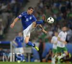 22.06.2016, Fussball EM-2016 Frankreich, Vorrunde, Italien - Irland, im Grand Stade Lille Metropole, Lille. Stefano STURARO (ITA) springt zum Ball.
