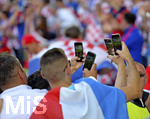 25.06.2016, Fussball EM-2016 Frankreich, Achtelfinale, Kroatien - Portugal, im Stadion Flix Bollaert, Lens. Vierhndiges Selfie der Kroatischen Fans.
