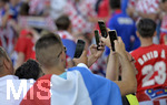 25.06.2016, Fussball EM-2016 Frankreich, Achtelfinale, Kroatien - Portugal, im Stadion Flix Bollaert, Lens. Selfie-Wahn, vier Handys, fr vier Fans aus Kroatien.