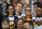 26.06.2016, Fussball EM-2016 Frankreich, Achtelfinale, Deutschland - Slowakei, im im Grand Stade in Lille, Zwei weibliche Fans freuen sich.