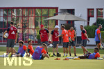 11.07.2016,  Fussball 1. Liga 2016/2017, FC Bayern Mnchen,  Trainingsauftakt an der Sbenerstrasse, Die Spieler dehnen sich nach dem Training.