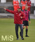 11.07.2016,  Fussball 1. Liga 2016/2017, FC Bayern Mnchen,  Trainingsauftakt an der Sbenerstrasse, v.l. Trainer Carlo Ancelotti (FC Bayern Mnchen) und Holger Badstuber (FC Bayern Mnchen) 