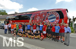 17.07.2016, Fussball Benefizspiel, U19/U21 FC Bayern Mnchen - Team Unterallgu, in Mindelheim. Erinnerungsbild fr alle am Mannschaftsbus der Bayern-Spieler.