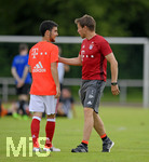 17.07.2016, Fussball Benefizspiel, U19/U21 FC Bayern Mnchen - Team Unterallgu, in Mindelheim, re: Trainer Holger Seitz mit Resul Trkkalesi (Bayern).