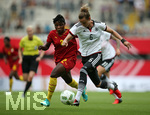 22.07.2016, Fussball Frauen-Lnderspiel , Testspiel, Deutschland - Ghana, in der Benteler-Arena Paderborn. v.l. Hillia Kobblah (Ghana) gegen Simone Laudehr (Deutschland) 