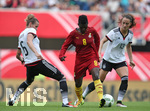 22.07.2016, Fussball Frauen-Lnderspiel , Testspiel, Deutschland - Ghana, in der Benteler-Arena Paderborn. v.l. Simone Laudehr (Deutschland) gegen Priscilla Okyere (Ghana) und Sara Dbritz (Deutschland) 