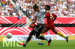 22.07.2016, Fussball Frauen-Lnderspiel , Testspiel, Deutschland - Ghana, in der Benteler-Arena Paderborn. v.l. Simone Laudehr (Deutschland) gegen Belinda Anane (Ghana) 