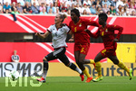 22.07.2016, Fussball Frauen-Lnderspiel , Testspiel, Deutschland - Ghana, in der Benteler-Arena Paderborn. v.l. Simone Laudehr (Deutschland) gegen Faiza Ibrahim (Ghana) und Priscilla Okyere (Ghana) 