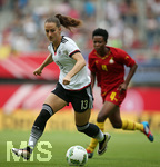 22.07.2016, Fussball Frauen-Lnderspiel , Testspiel, Deutschland - Ghana, in der Benteler-Arena Paderborn. v.l. Sara Dbritz (Deutschland) gegen Belinda Anane (Ghana) 