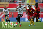 22.07.2016, Fussball Frauen-Lnderspiel , Testspiel, Deutschland - Ghana, in der Benteler-Arena Paderborn. v.l. Simone Laudehr (Deutschland) gegen Hillia Kobblah (Ghana) 