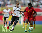 22.07.2016, Fussball Frauen-Lnderspiel , Testspiel, Deutschland - Ghana, in der Benteler-Arena Paderborn. v.l. Simone Laudehr (Deutschland) gegen Hillia Kobblah (Ghana) 