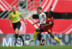 22.07.2016, Fussball Frauen-Lnderspiel , Testspiel, Deutschland - Ghana, in der Benteler-Arena Paderborn. v.l. Dzsenifer Marozsan (Deutschland) gegen Elizabeth Addo (Ghana) 
