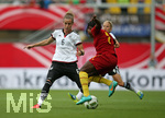 22.07.2016, Fussball Frauen-Lnderspiel , Testspiel, Deutschland - Ghana, in der Benteler-Arena Paderborn. v.l. Simone Laudehr (Deutschland) gegen Wasila De-Wura Soale (Ghana) 