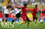 22.07.2016, Fussball Frauen-Lnderspiel , Testspiel, Deutschland - Ghana, in der Benteler-Arena Paderborn. v.l. Sara Dbritz (Deutschland) gegen Hillia Kobblah (Ghana) 