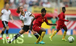 22.07.2016, Fussball Frauen-Lnderspiel , Testspiel, Deutschland - Ghana, in der Benteler-Arena Paderborn. v.l. Sara Dbritz (Deutschland) gegen Hillia Kobblah (Ghana) 