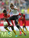 22.07.2016, Fussball Frauen-Lnderspiel , Testspiel, Deutschland - Ghana, in der Benteler-Arena Paderborn. v.l. Hillia Kobblah (Ghana) gegen Simone Laudehr (Deutschland) 