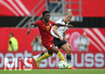 22.07.2016, Fussball Frauen-Lnderspiel , Testspiel, Deutschland - Ghana, in der Benteler-Arena Paderborn. v.l. Alice Kusi (Ghana) gegen Anja Mittag (Deutschland) 