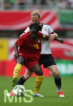 22.07.2016, Fussball Frauen-Lnderspiel , Testspiel, Deutschland - Ghana, in der Benteler-Arena Paderborn. v.l. Elizabeth Addo (Ghana) gegen Melanie Behringer (Deutschland) 