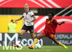 22.07.2016, Fussball Frauen-Lnderspiel , Testspiel, Deutschland - Ghana, in der Benteler-Arena Paderborn. v.l. Anja Mittag (Deutschland) gegen Regina Antwi (Ghana) 