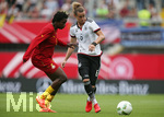 22.07.2016, Fussball Frauen-Lnderspiel , Testspiel, Deutschland - Ghana, in der Benteler-Arena Paderborn. v.l. Faiza Ibrahim (Ghana) gegen Simone Laudehr (Deutschland) 